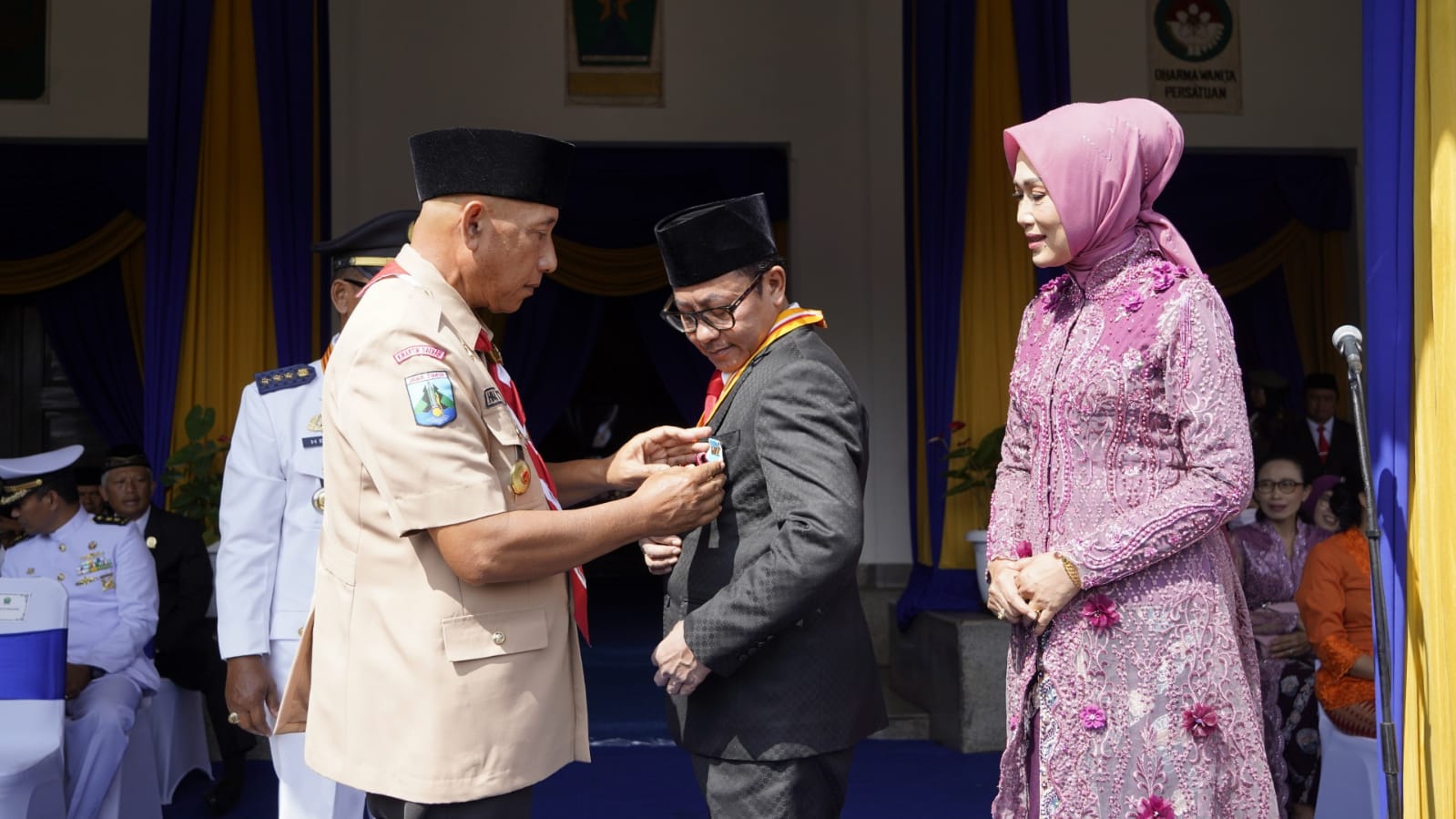 Ketua Kwarda Jatim sematkan Lencana Pancawarsa VII kepada Wali Kota Malang Pada Momen Hardiknas