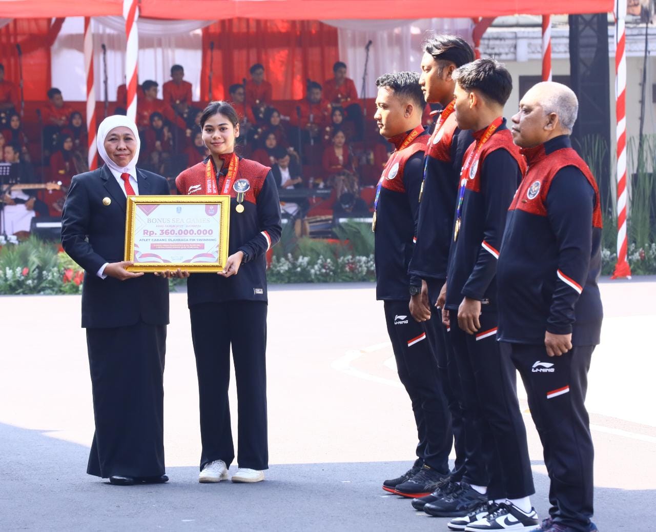 Di Upacara Harkitnas ke-115, Gubernur Khofifah Beri Penghargaan Jer Basuki Mawa Beya dan Bonus pada Atlet Jatim yang Berprestasi di SEA Games Kamboja