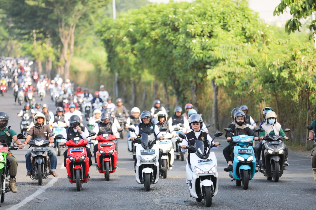 Kendarai Motor Listrik dan Tanam 20.000 Mangrove Bersama PLN dan DEN, Gubernur Khofifah: Upaya Nyata Jaga Lingkungan untuk Lestarikan Alam