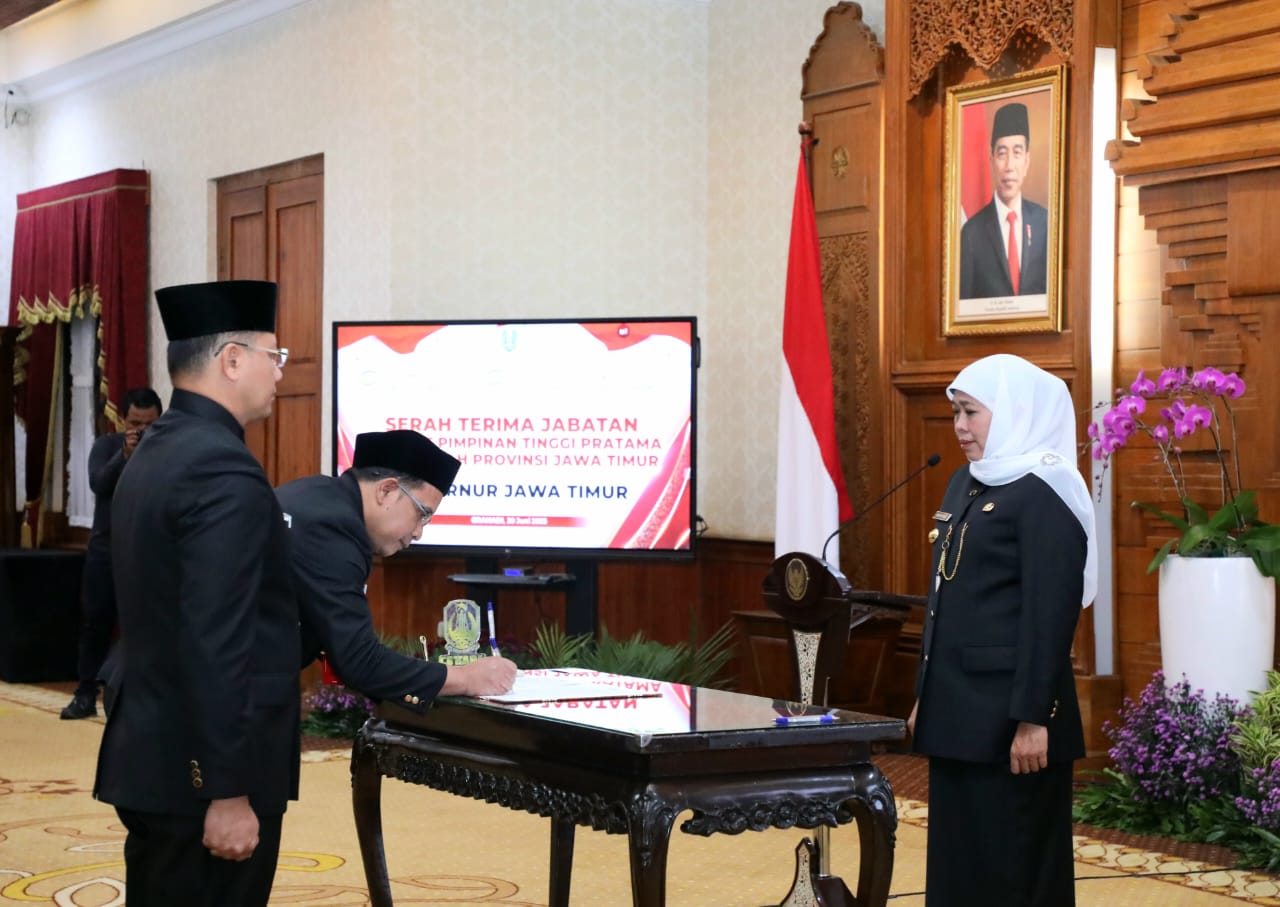 Lantik Enam Pejabat Eselon II, Gubernur Khofifah Minta Segera Adaptasi dan Tingkatkan Kinerja Dengan Lari Kencang