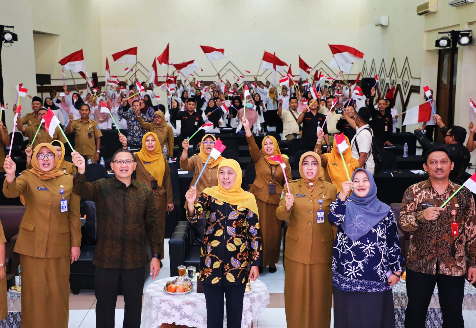 Buka Peningkatan Kompetensi Guru Bahasa Daerah SMA se Jatim, Gubernur Khofifah : Bahasa Mengajarkan Nilai dan Norma Kehidupan dan Peradaban