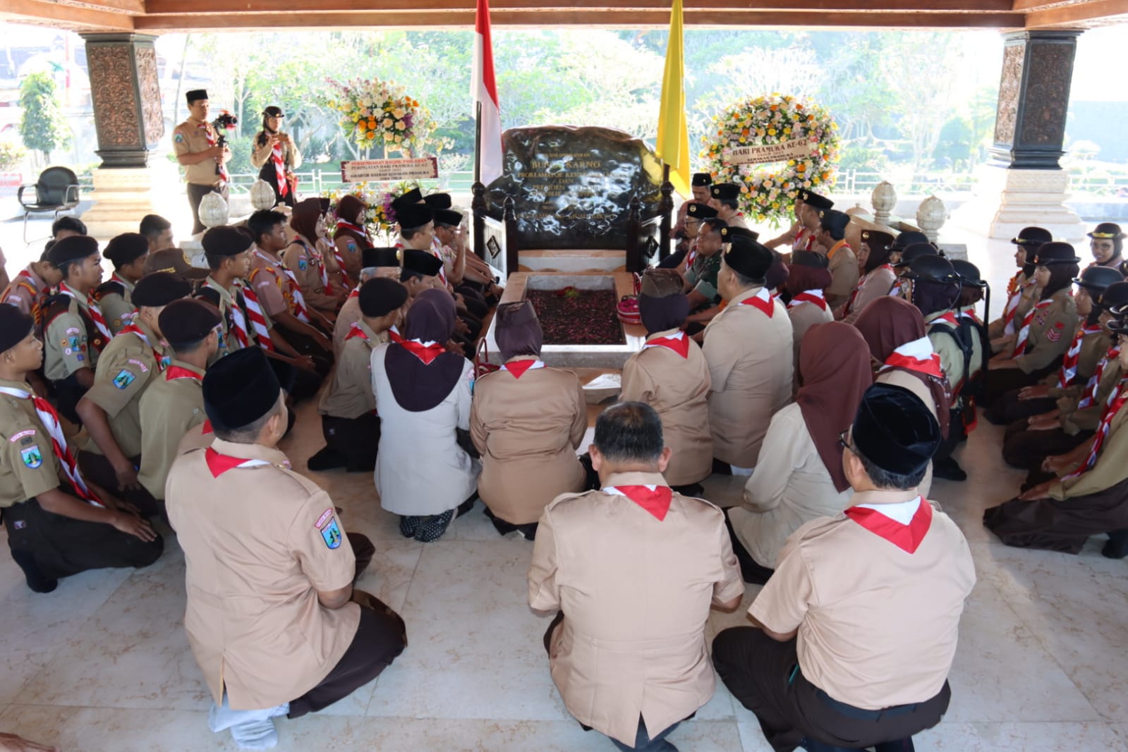 Peringati Hari Pramuka Ke-62, Kwarda Jatim Ziarah dan Tabur Bunga ke Makam Proklamator