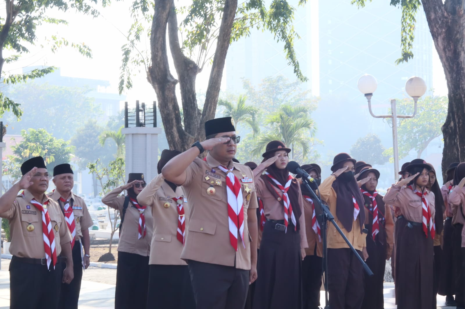 Kadispora Jatim Pimpin Ziarah dan Tabur Bunga di TMP 10 Nopember Surabaya, Peringatan Hari Pramuka Ke-62
