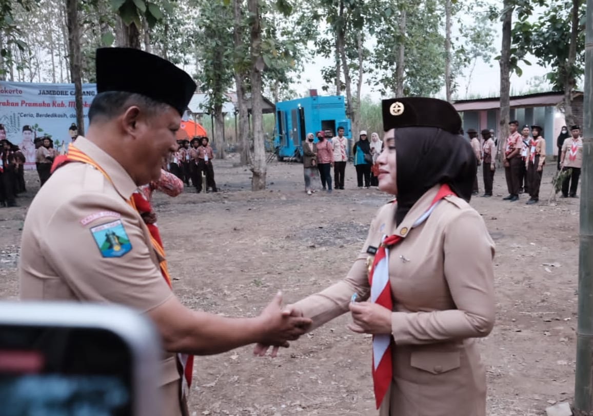 Dukung Gerakan Pramuka, Kwarda Jatim Sematkan Pancawarsa Ke Kamabicab Mojokerto