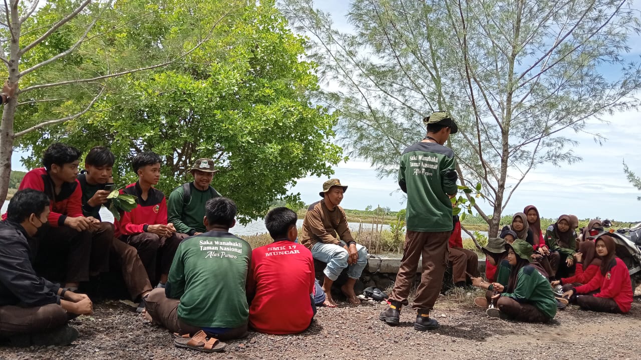 Jaga Indikator Kesehatan Ekosistem, Saka Wanabakti Alas Purwo Lakukan Pengamatan Burung Pantai di Taman Kili-Kili