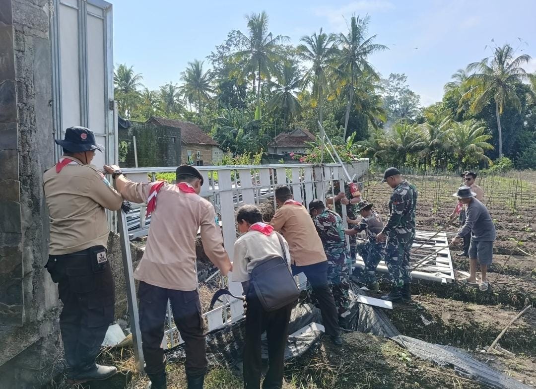 Bakti Pramuka Kwarran Srono Berikan Bantuan Pasca Angin Puting Beliung di Desa Parijatah Wetan dan Desa Wonosbo Kecamatan Srono