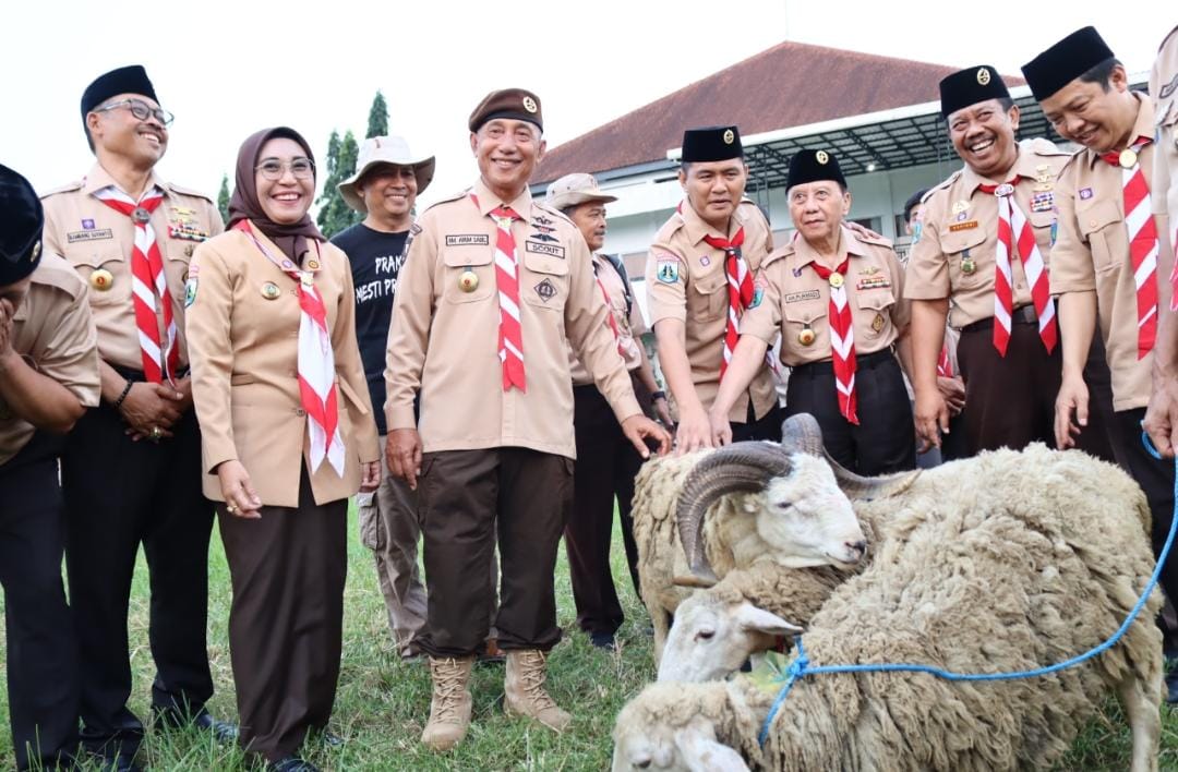 Kembangkan Pramuka Produktif, Ketua Kwarda Jatim Bagikan 125 Kambing dan Domba Kepada 38 Kwarcab se Jatim