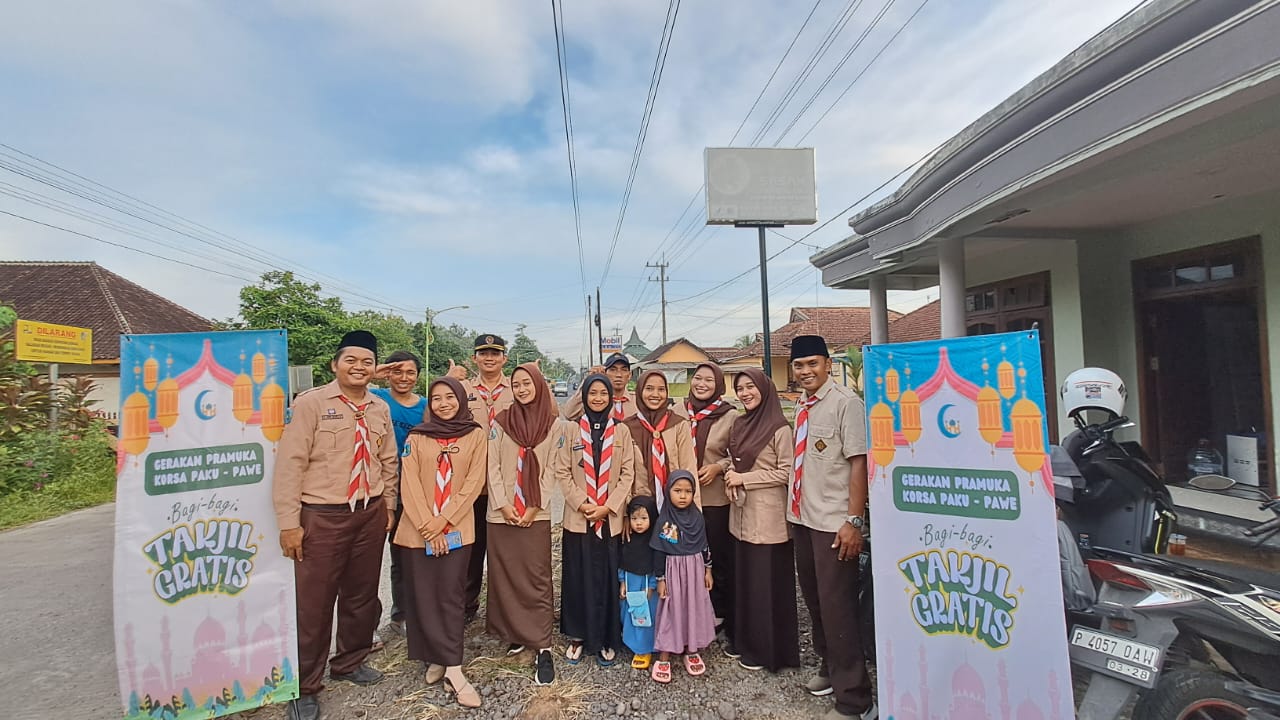 Jelang Lebaran, Gerakan Pramuka Parijatah Kulon – Wetan Banyuwangi Bagikan 300 Takjil Gratis