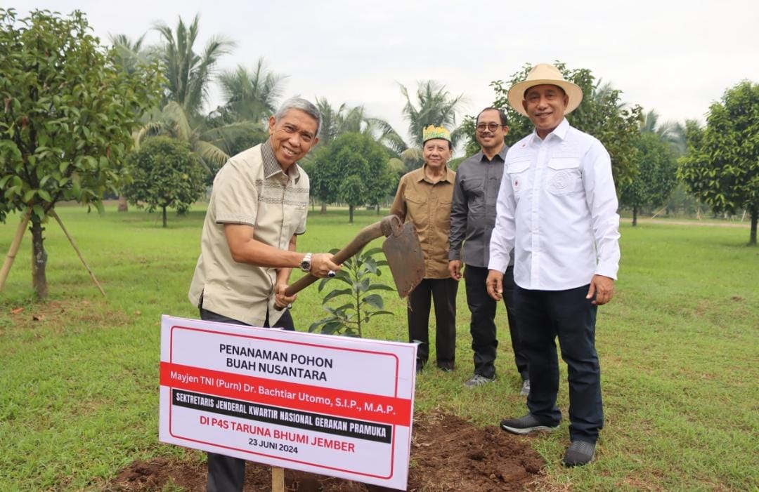 Kak Arum Sabil Ajak Sekjend Kwarnas Keliling Kebun Hingga Tanam Pohon di Jember