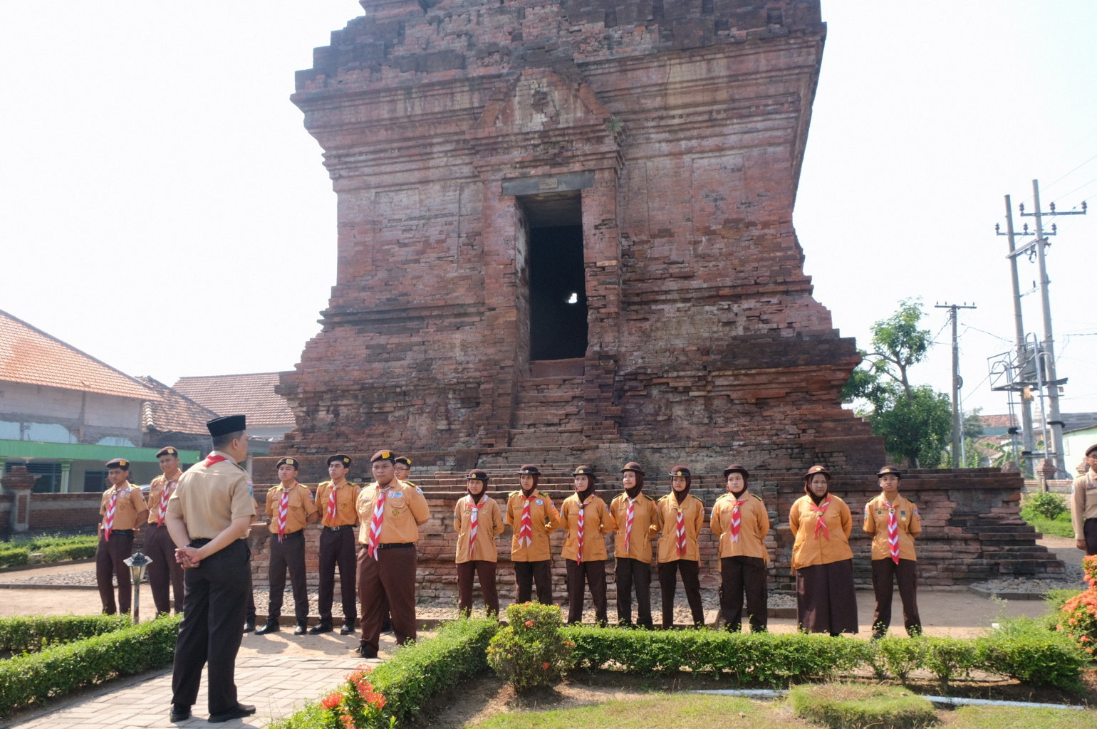 Ajak Pelajari Jejak Kebesaran Kerajaan Majapahit, Sembari Lantik Pramuka Penegak Bantara – Laksana di Candi Pari
