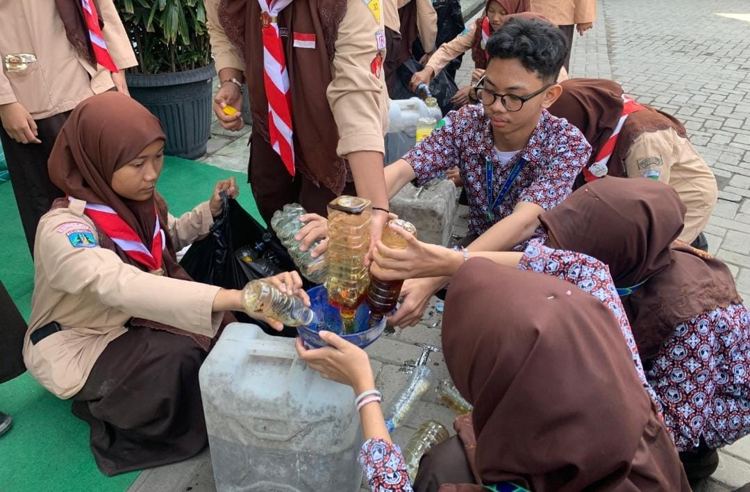 Pramuka SMA Wachid Hasyim 2 Taman Pelopori Sedekah Minyak Jelantah – Mendulang Berkah