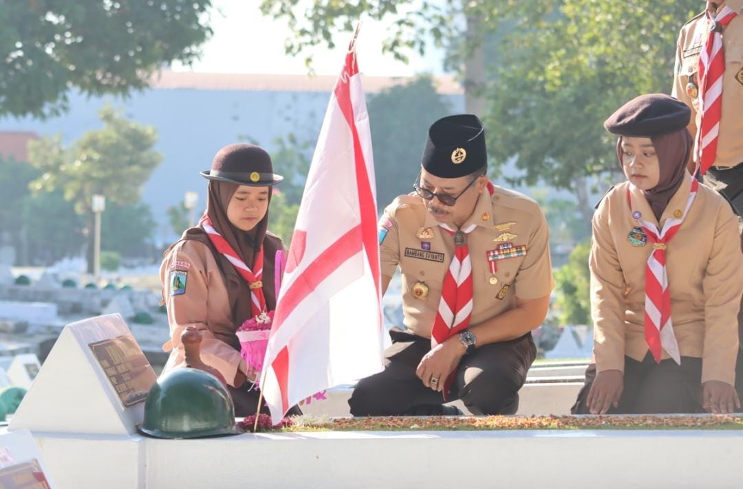 Peringati Hari Pramuka Ke-63, Kwarda Jatim Selenggarakan Ziarah Makam Pahlawan dan Tabur Bunga