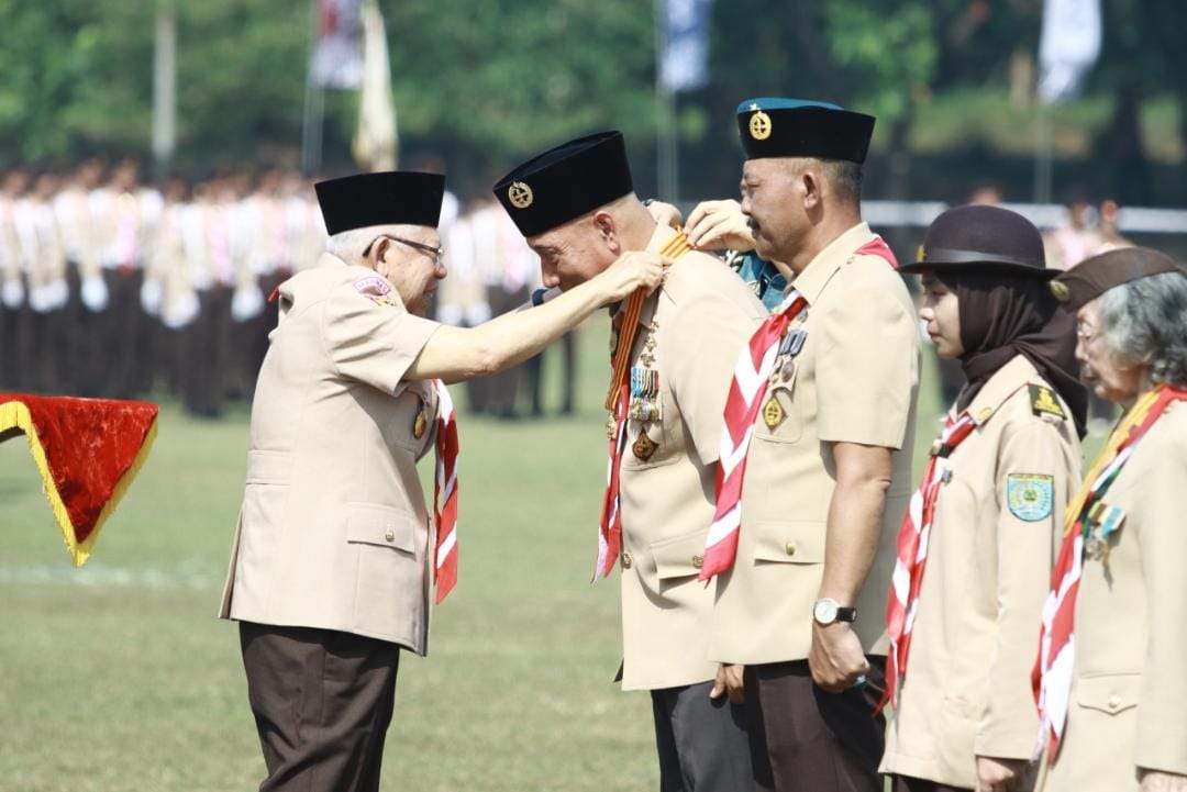 Wapres Sematkan Lencana Melati Kepada Ketua Kwarda Jatim Kak Arum Sabil