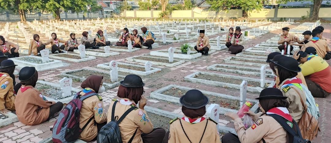 Peringati Hari Pramuka ke 63 Tahun, Dewan Ambalan SMK Plus NU Sidoarjo Ziarah Makam Pahlawan