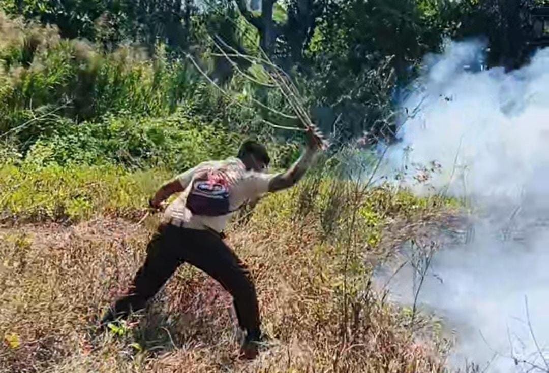 Saka Wanabakti Banyuwangi Sigap Padamkan Kebakaran Lahan di Pantai Seranite