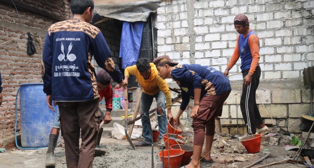 Kwarda Pramuka Jatim Bersama Generasi Muda Bangun Rumah Layak Huni untuk Masyarakat Kurang Mampu di Lamongan