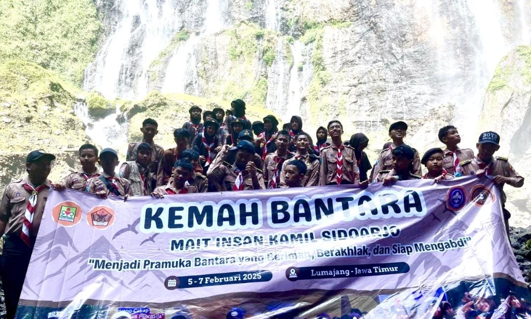 Lakukan Pengembaraan, Pramuka MAIT Insan Kamil Gelar Pelantikan Bantara di Air Terjun Tumpak Sewu