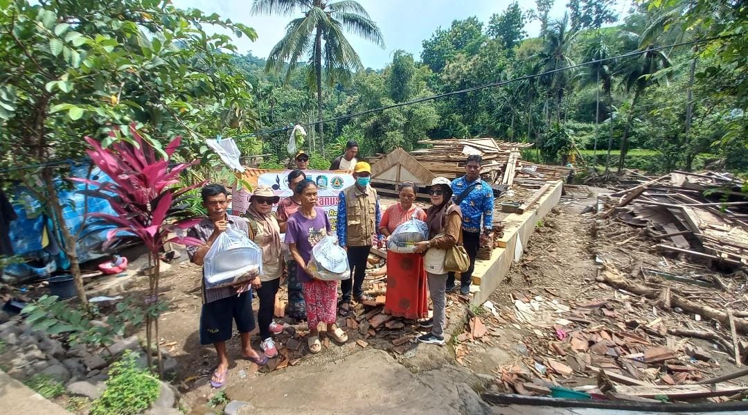Ringankan Beban, Kwarran Srono Banyuwangi Serahkan Bantuan Untuk Warga Dan Siswa Terdampak Bencana Banjir Bandang di Situbondo