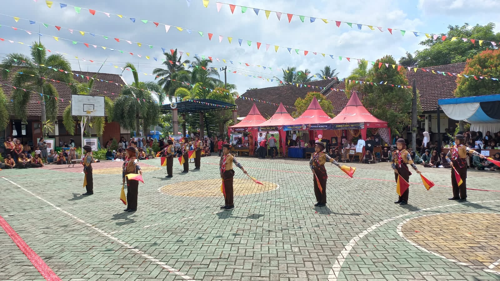 Semaphore Dance Meriahkan Milad ke-21 SMP Negeri Mambaul Falah Singojuruh