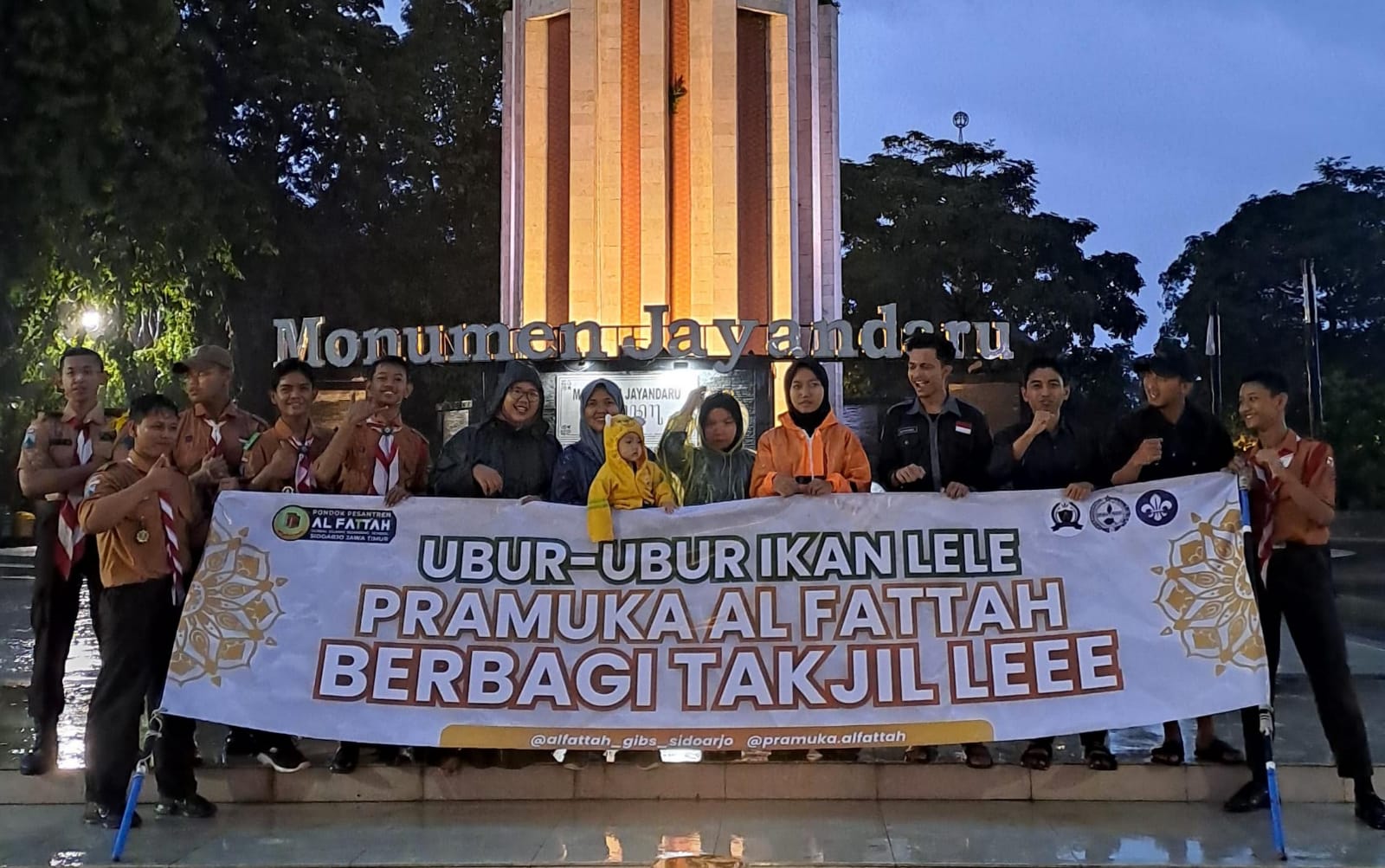 Pramuka Al-Fattah Bagi Takjil di Tengah Hujan Lebat, Tunjukkan Semangat Kepedulian