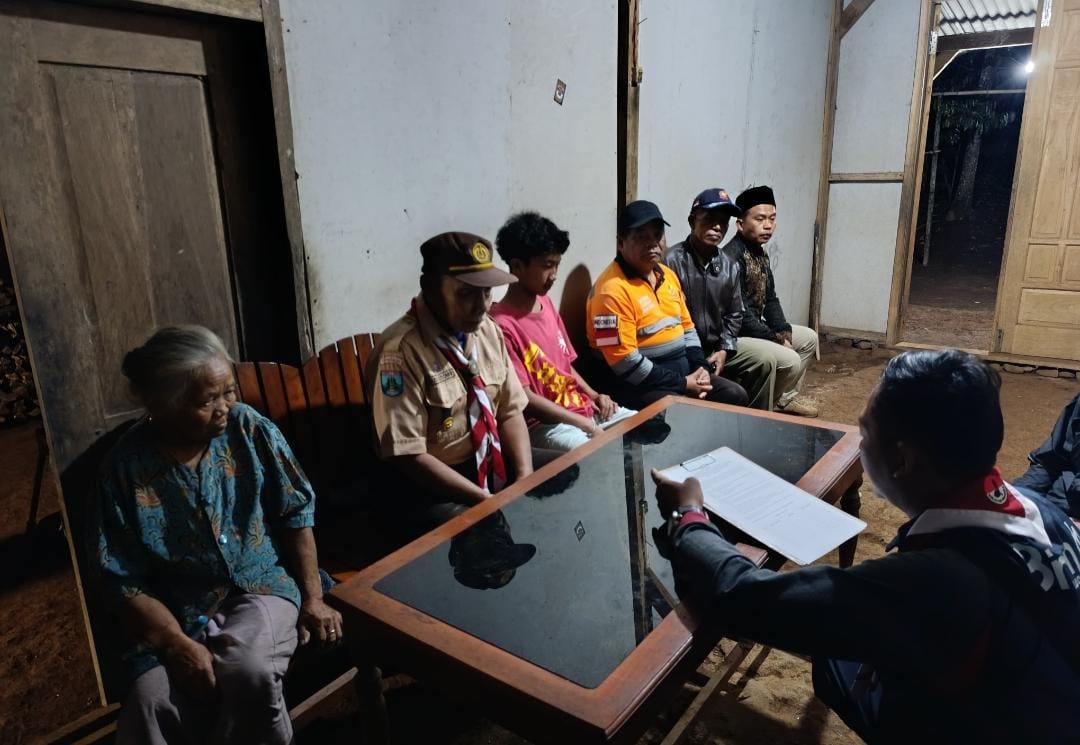 Ibu Latun – Kwarda Pramuka Jatim berikan Senyuman untuk Lansia Pedalaman Pule, Trenggalek