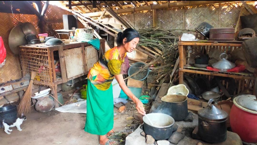Kwarda Jatim Bantu Pemugaran Rumah Bu Sakhnadi Penjual Tiwul 2 ribuan, Rumahnya Tak Lagi Bocor