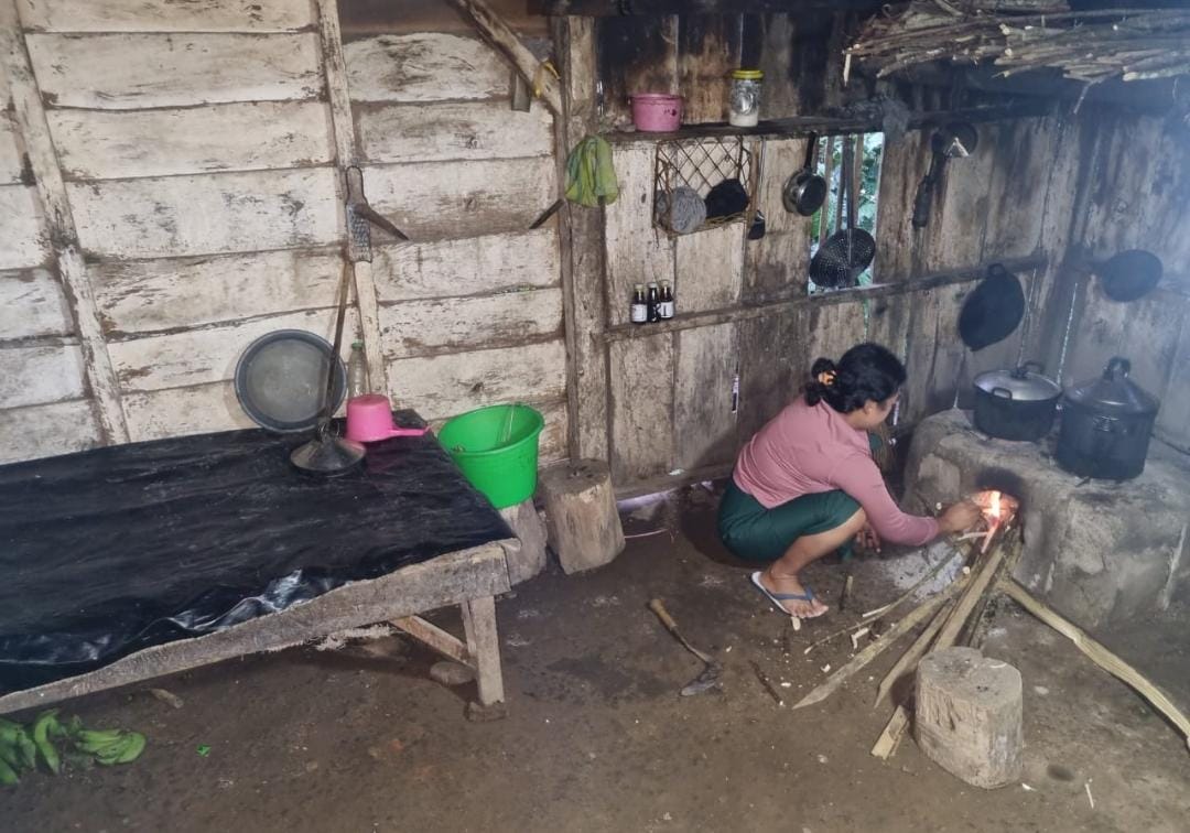 Seorang Janda 66 Tahun Asal Krucil Probolinggo Peroleh Bantuan Pemugaran Rumah Tidak Layak Huni dari Kwarda Pramuka Jatim