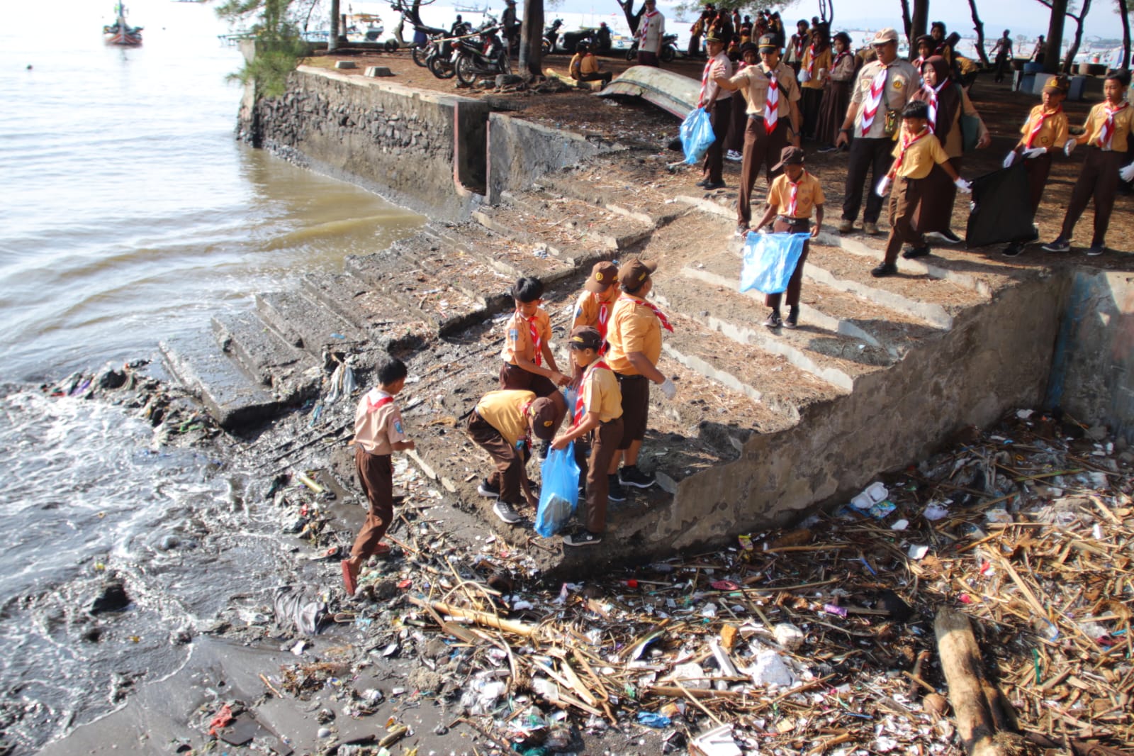 Gotong Royong 300 Anggota Pramuka Kwarran Muncar Jaga Keindahan Pantai Satelit