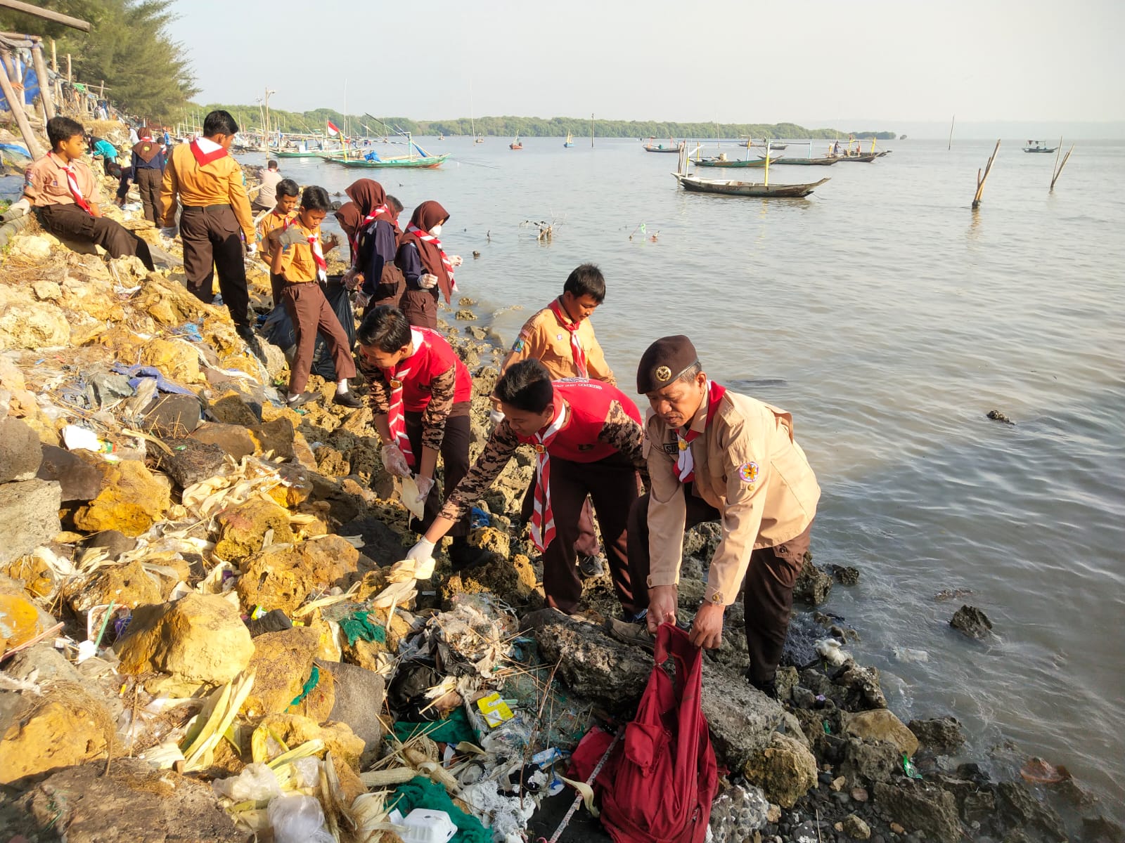 Ratusan Pramuka Surabaya Turun ke Suramadu & Tambak Wedi, Galang Aksi Bersih Pantai