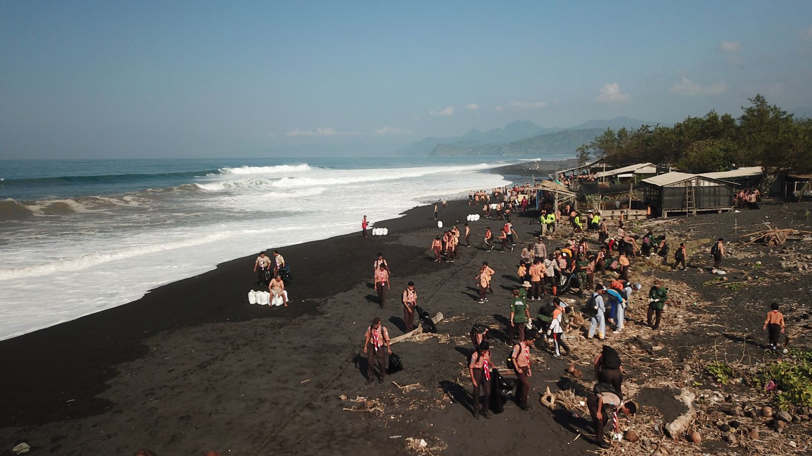 1.200 Pramuka Lumajang Ikuti Gerakan Bersih Pantai Semarak Hari Pramuka Ke-64