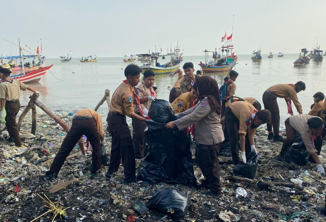 Menyatukan Semangat, Merangkul Alam. 1.500 Pramuka Tuban Gelar Gerakan Bersih Pantai