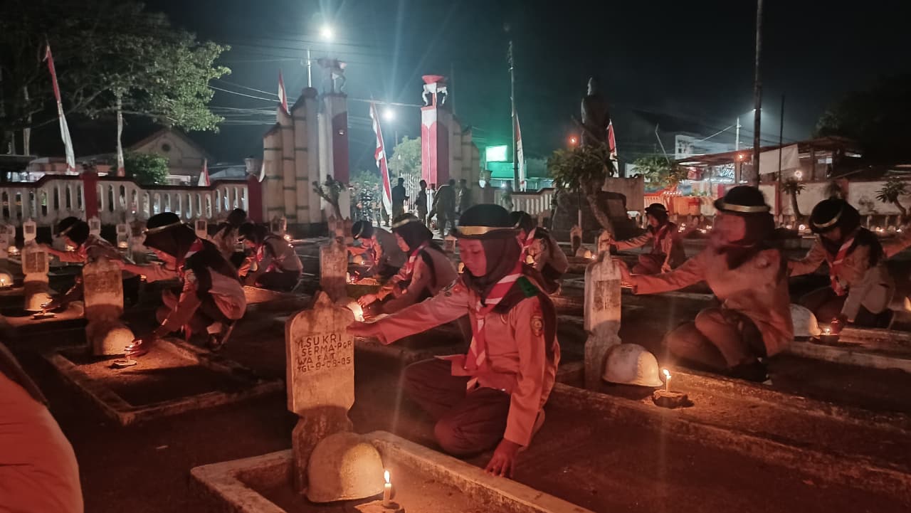 100 Pramuka Penegak Kencong Ikuti Apel Kehormatan dan Renungan Suci di TMP Jelang HUT ke-80 RI