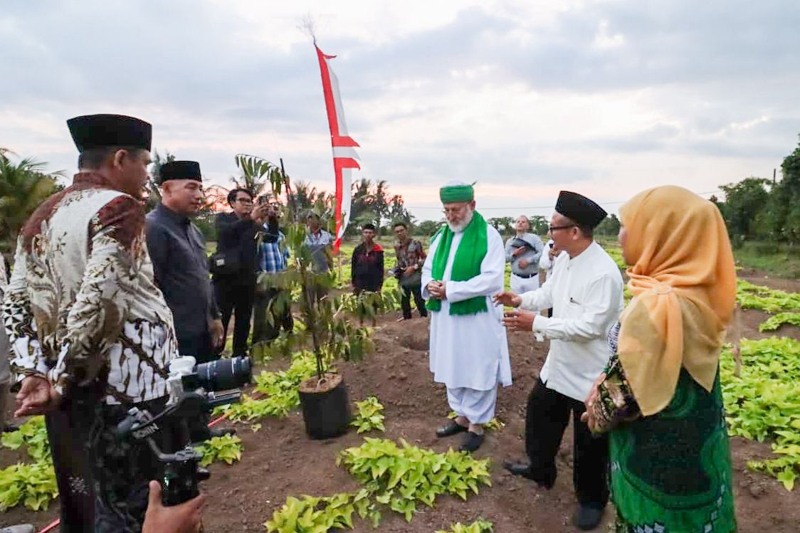 Syekh Muhammad Fadhil Al – Jilani Tanam Pohon Nusantara di P4S Tanggul Jember