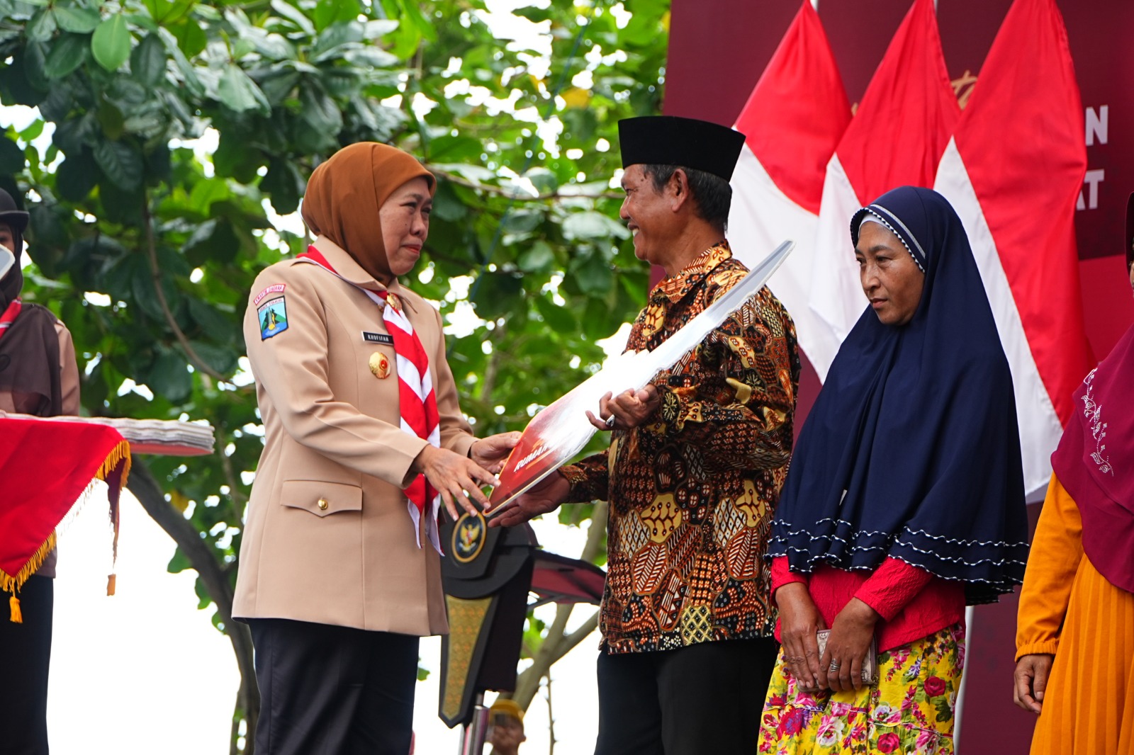 Serahkan Bantuan 10 Unit Rumah Layak Huni, Kak Khofifah: Insyaallah Bermanfaat
