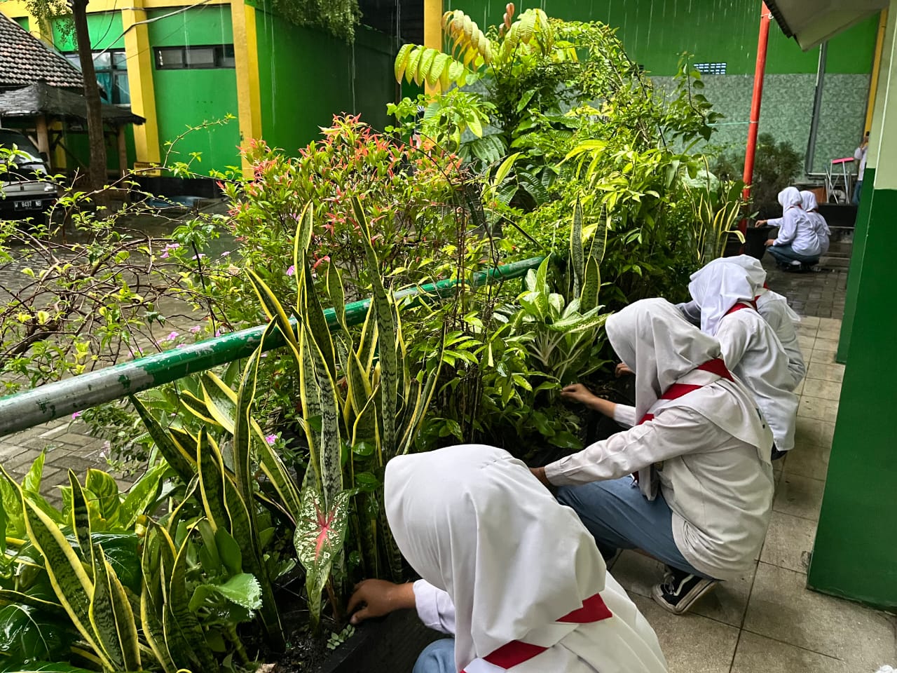 PARTISIPASI GENERASI MUDA DALAM GERAKAN PENGHIJAUAN DI MAN 5 KEDIRI MELALUI LOMBA IKLIM JAWA TIMUR 2025