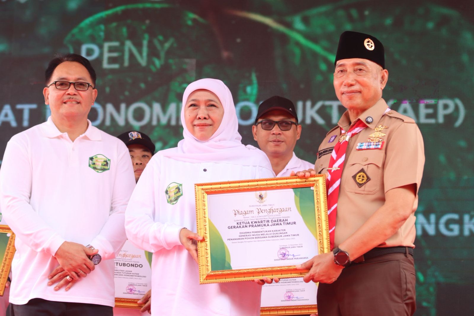 Aktif Program Tanam Pohon, Ketua Kwarda Jatim Peroleh Penghargaan Dharma Pembentukan Karakter Generasi Muda dari Gubernur Jawa Timur