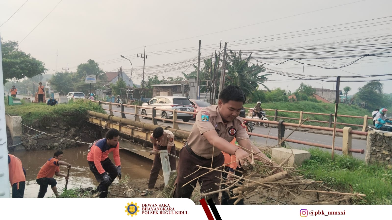 Giat Bersih Sungai Bok Wedi: Saka Bhayangkara Polsek Bugul Kidul Dukung Kesiapsiagaan Bencana Hidrometeorologi