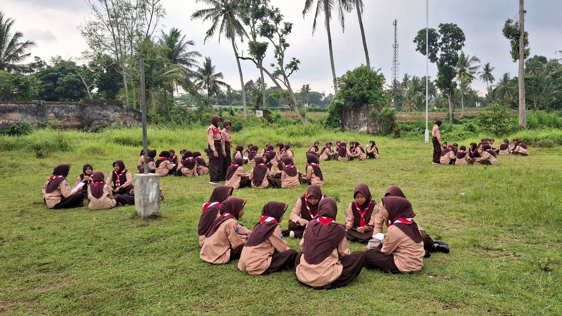 Membangun Kekompakan dan Jiwa Kepemimpinan: Pendidikan Kepramukaan Hari Kedua MTs Negeri 6 Jember Diisi Materi Dinamika Kelompok dan Kepemimpinan