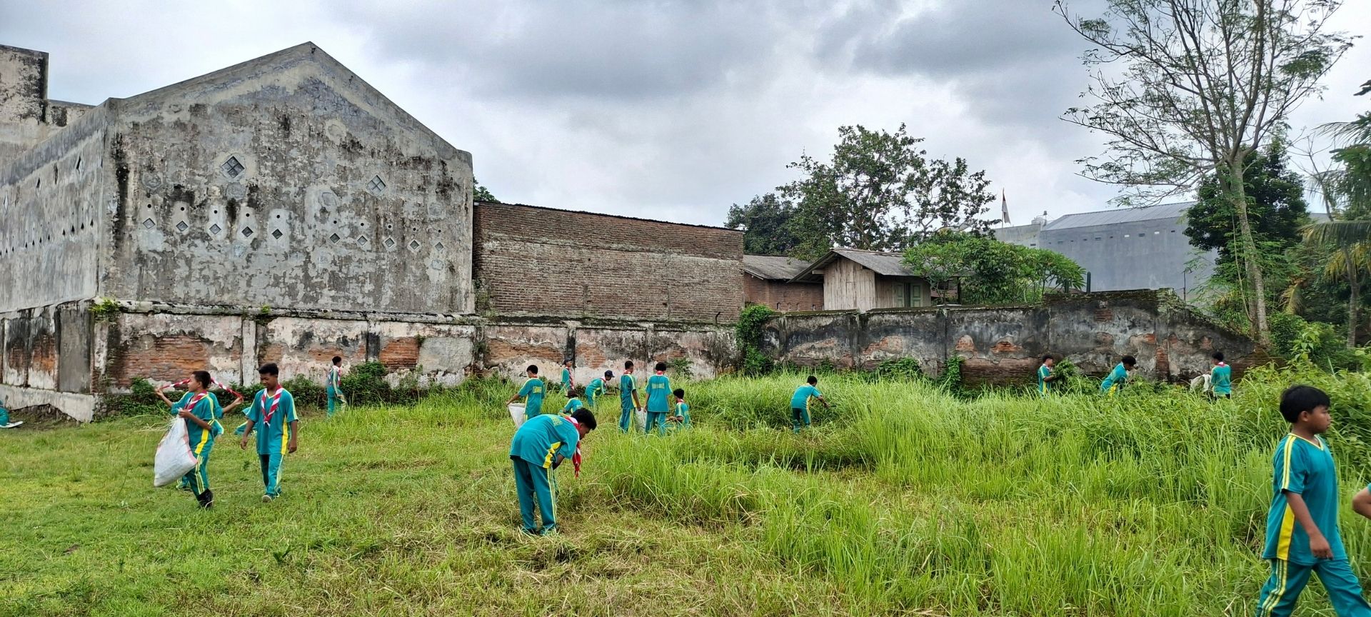 Aksi Nyata Pramuka Hijau: Pembersihan Aula Barat MTs Negeri 6 Jember Dipimpin Pembina Satuan Kak Taufan Bayu Sakbana