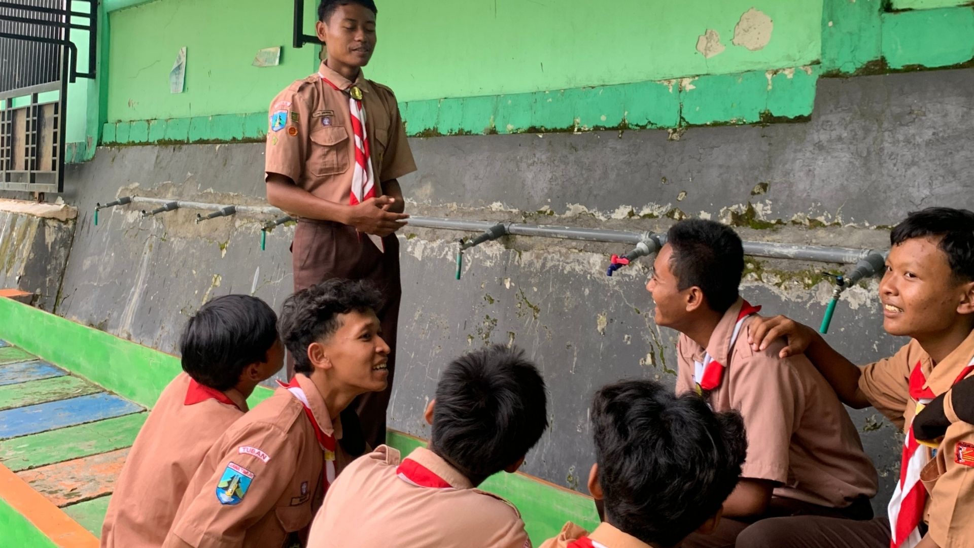 Aksi Air Tingkat Sekolah: Pramuka SMAN 1 Kenduruan Pimpin Gerakan Hemat Air Berbasis Edukasi dan Praktik