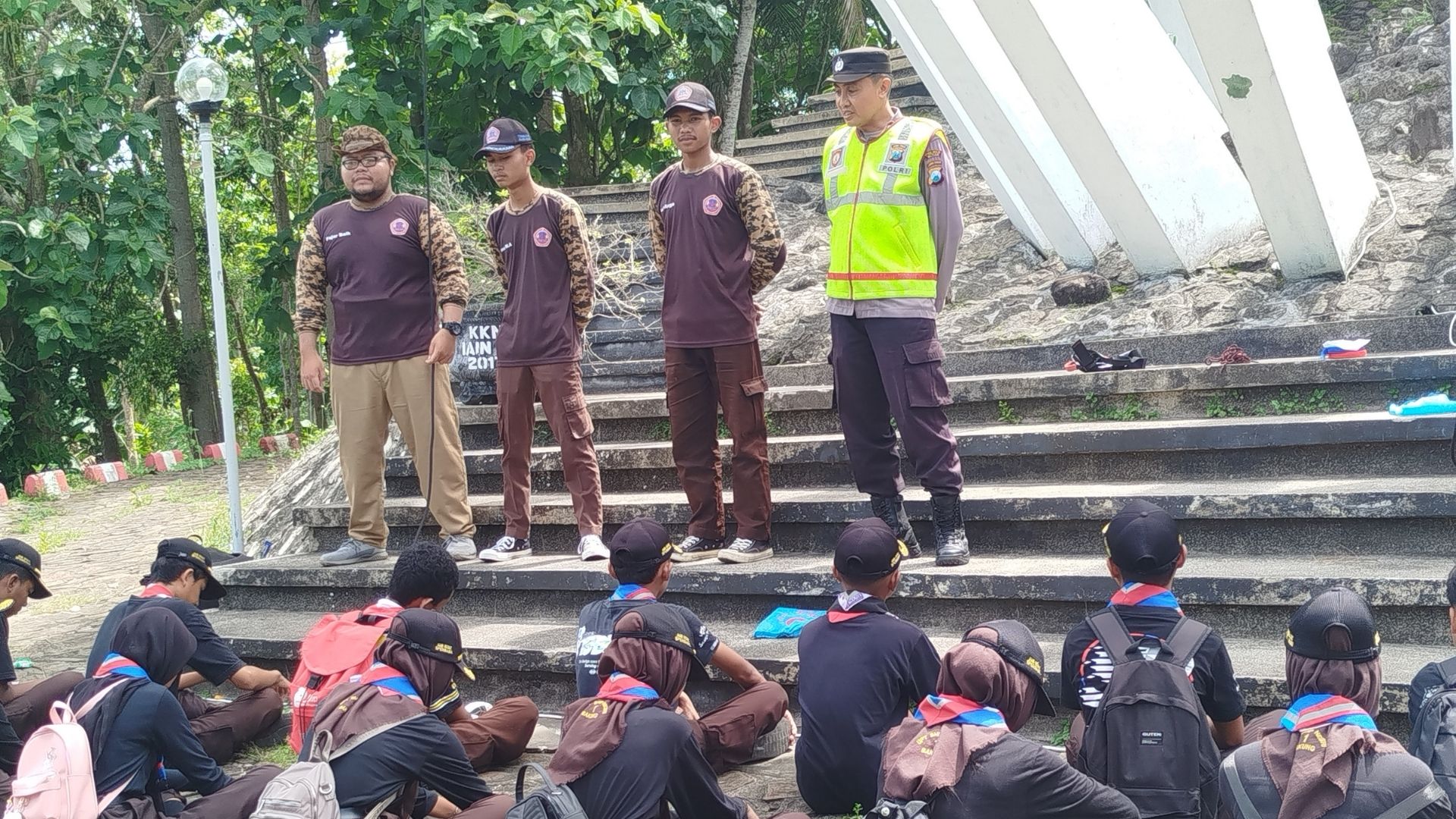 Saka Bhayangkara Trisula Polsek Bakung Gelar Latihan Rappelling Bersama Gugus Depan Sekitar