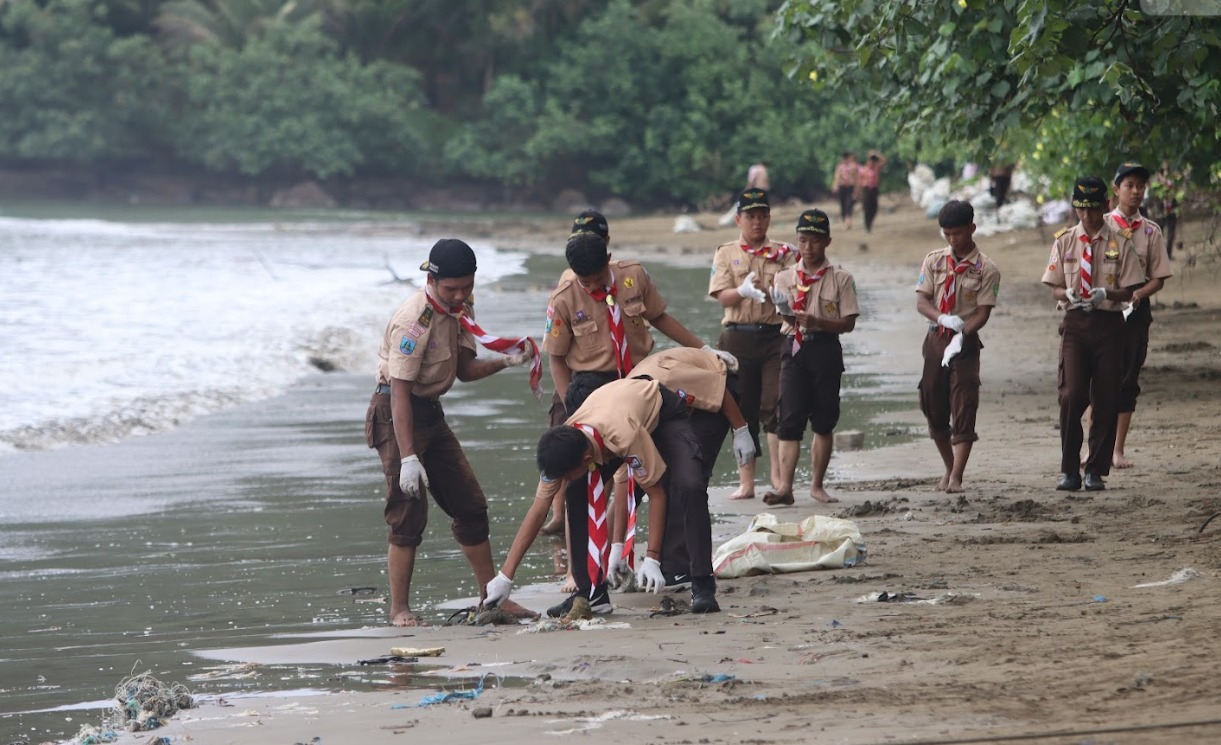 Antusiasme Ribuan Peserta Warnai Aksi Bersih Pantai Bakti Masyarakat Kwarda Jatim di Cengkrong Trenggalek