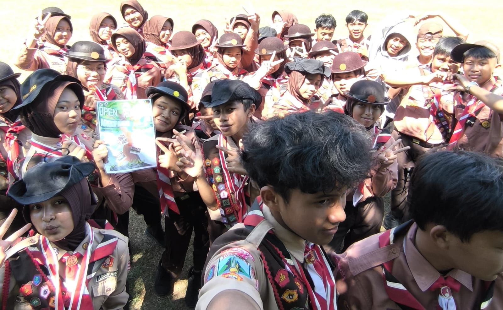 AKSI PRAMUKA SMP NEGERI 1 KARANGPLOSO: HIJAUKAN SEKOLAH, SELAMATKAN AIR, KURANGI SAMPAH!!