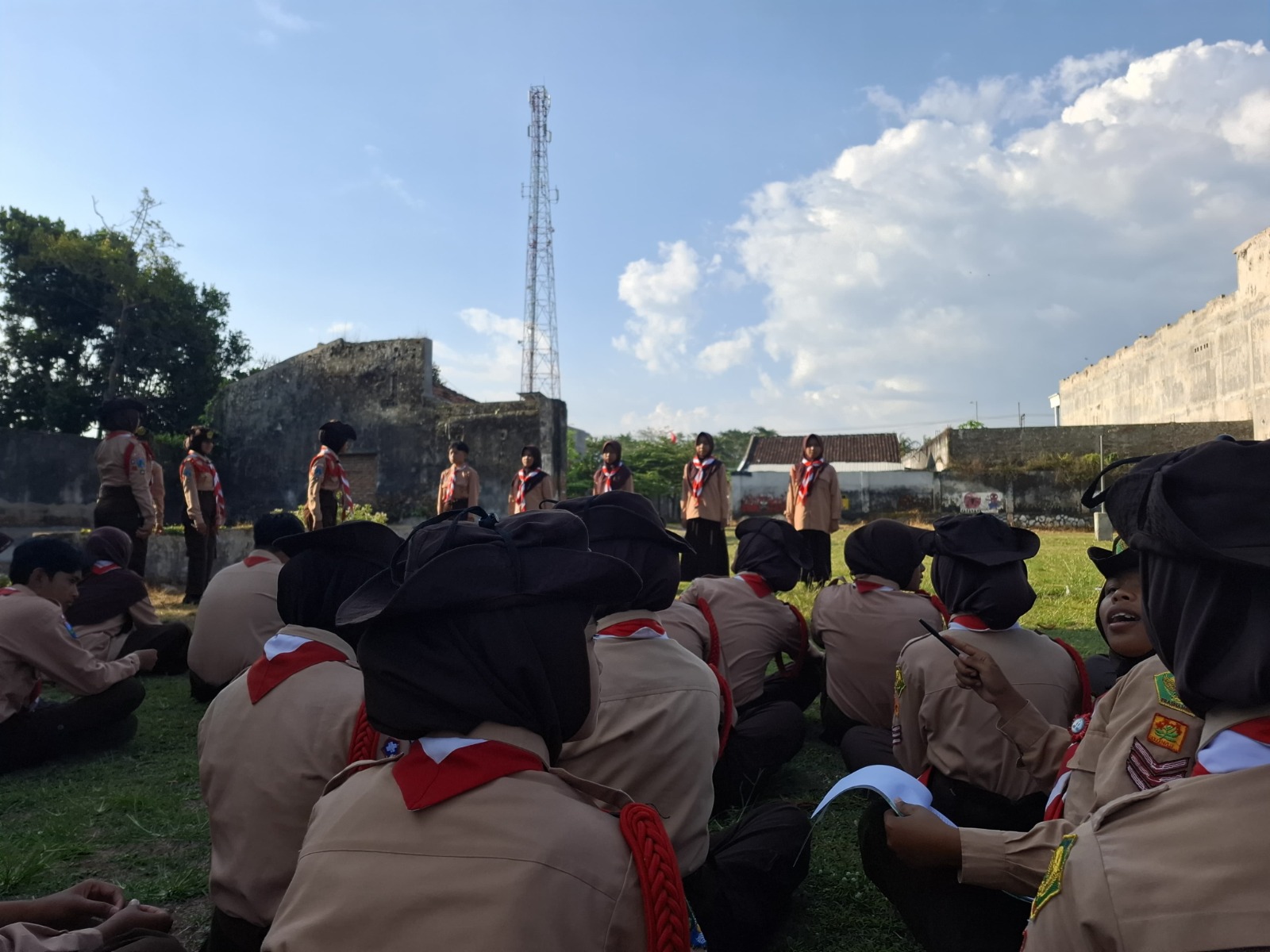 Latih Kesiapsiagaan, Pramuka MTsN 6 Jember Terima Materi PPPK–PPGD