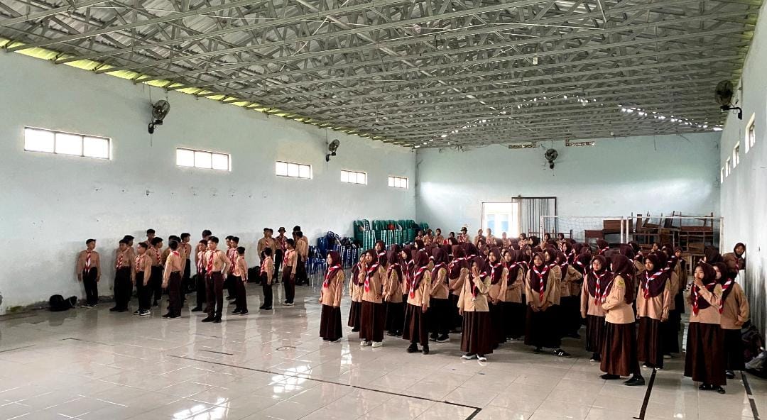 Latihan Rutin Pramuka MTs Negeri 6 Jember Pupuk Keterampilan Anggota Pramuka Berbagai Bidang