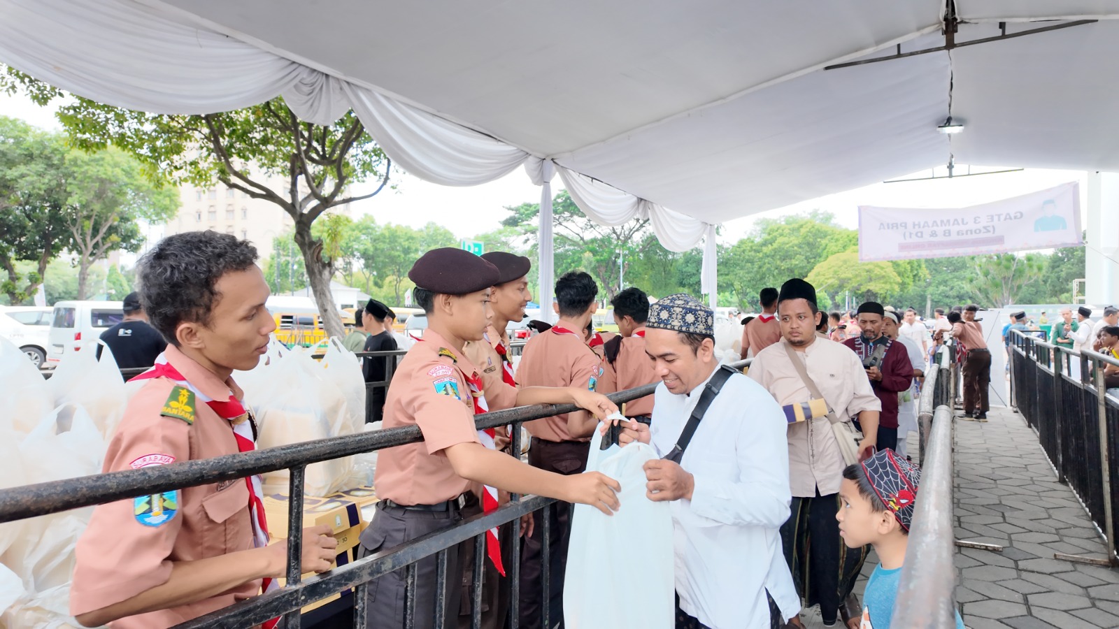 Dukung Rekor MURI Buka Bersama Gubernur Jatim, Kwarda Jatim Kerahkan 300 Anggota Pramuka di Masjid Al-Akbar Surabaya