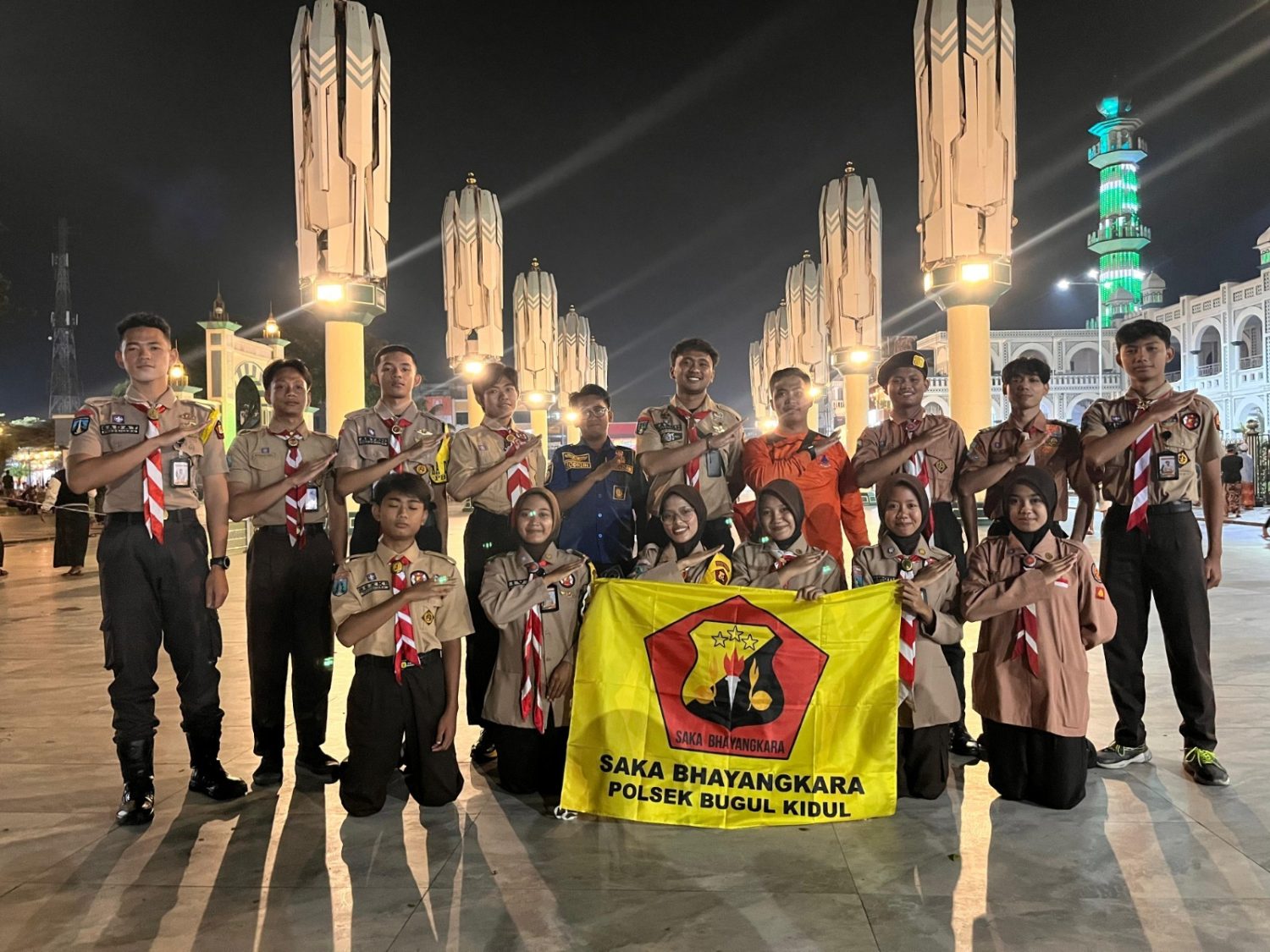 Hujan Tak Surutkan Semangat, Saka Bhayangkara Polsek Bugul Kidul Kawal Lebaran di Kota Pasuruan