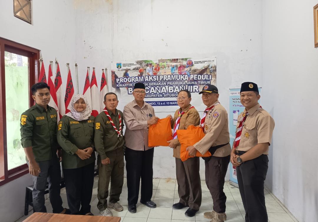 Kwarda Pramuka Jatim Salurkan 100 Paket Bantuan untuk Korban Banjir Situbondo