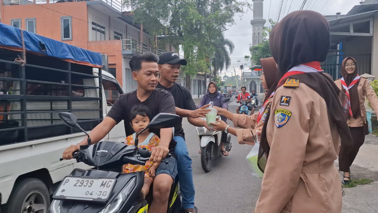 Kejar Berkah Lailatul Qadar, Pramuka MAN 3 Jember Aksi Nyata Berbakti di Jantung Desa Jombang