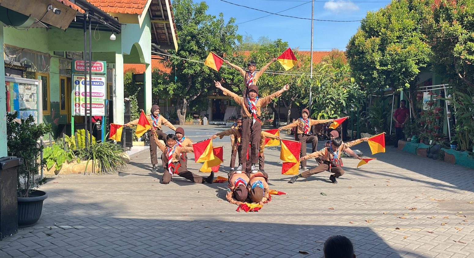 Gemuruh Semangat Pramuka SDN Kebonagung 1, Dance Semaphore Pukau Penonton